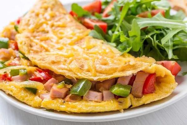 Omletă cu Șuncă și Ardei Iute